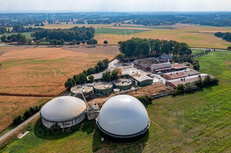 Biogas plant, gas storage, with dome, fermenter tanks for the fermentation process, use of solid manure as energy source, on a farm near Lippling, close to Delbrück in East Westphalia, in the district of Paderborn, 1.5 megawatts of electrical power, production of district heating for homes in the region, North Rhine-Westphalia, Germany, Europe