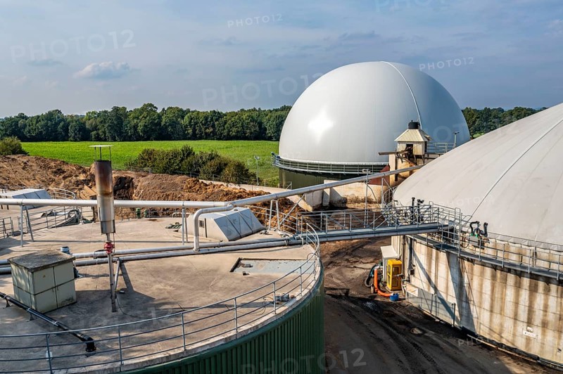 Biogas plant, gas storage, with dome, fermenter tanks for the fermentation process, use of solid manure as energy source, on a farm near Lippling, close to Delbrück in East Westphalia, in the district of Paderborn, 1.5 megawatts of electrical power, production of district heating for homes in the region, North Rhine-Westphalia, Germany, Europe