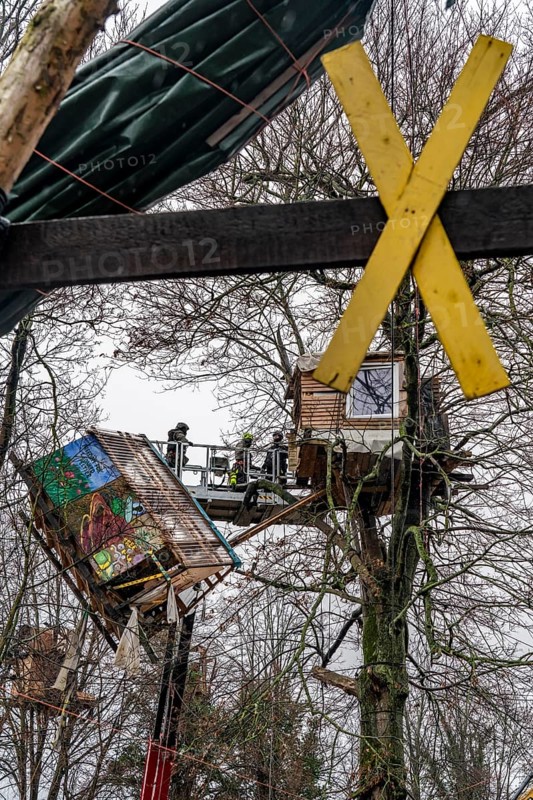 2nd day of the clearing of the hamlet Lützerath, by the police, of tree houses and huts, of climate activists, at the opencast lignite mine Garzweiler 2, Erkelenz, North Rhine-Westphalia, Germany, Europe