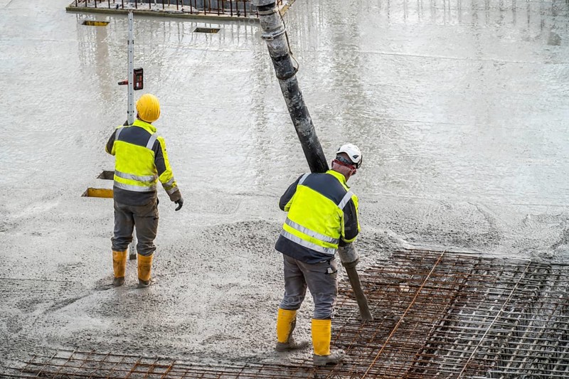 Construction site, concreting, floor, ceiling for a building is concreted, the concrete is pumped onto the reinforced concrete mats