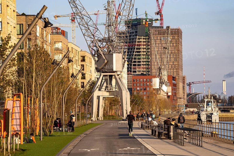 Promenade Kirchenpauerkai, Hafencity Hamburg, new district on the Elbe, on the site of the former free harbour, residential units for 14, 000 people, 3, 000 hotel beds, 45, 000 jobs, Hamburg, Germany, to be completed by the 2030s, Europe