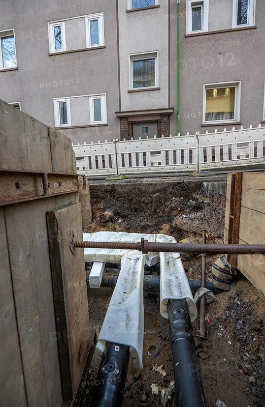 Construction site of a district heating house connection, pipes, insulated, are laid from a central district heating pipe to the respective houses, Essen, North Rhine-Westphalia, Germany, Europe