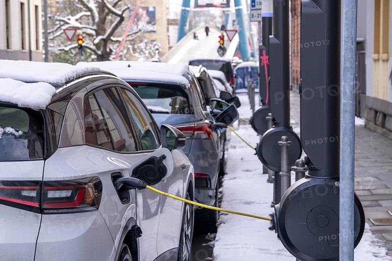Winter in the city, electric cars charging at charging stations in the city centre of Frankfurt, Hesse, Germany, Europe