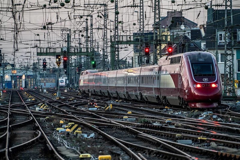 Eurostar train on its way to Brussels, Cologne Central Station, tracks on the west side, overhead lines, signals, points, rail lines, Cologne, North Rhine-Westphalia, Germany, Europe