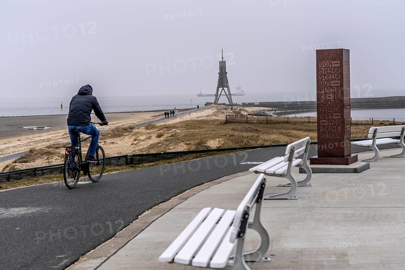 Thick fog in winter, hangs over the mouth of the Elbe into the North Sea, sea mark and landmark Kugelbake Cuxhaven, Lower Saxony, Germany, Europe