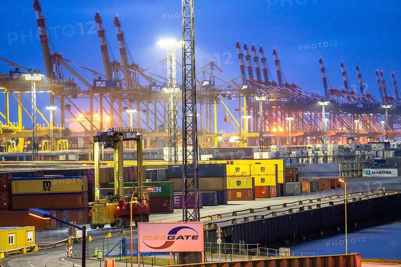 Container terminal in the seaport of Bremerhaven, Eurogate Container Terminal with almost 50 container gantry cranes, cranes, on a length of over 4 KM at the mouth of the Weser, straddle carriers bring the containers to and from the container ships, or store them between, Bremerhaven, Bremen, Germany, Europe