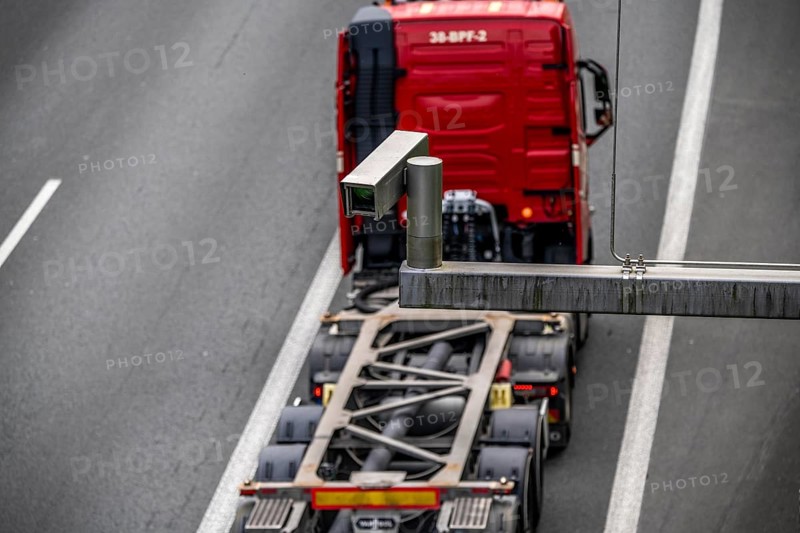 Traffic camera on the A3 motorway, traffic on 8 lanes, monitoring traffic on the temporarily open hard shoulder, near Erkrath, North Rhine-Westphalia, Germany, Europe