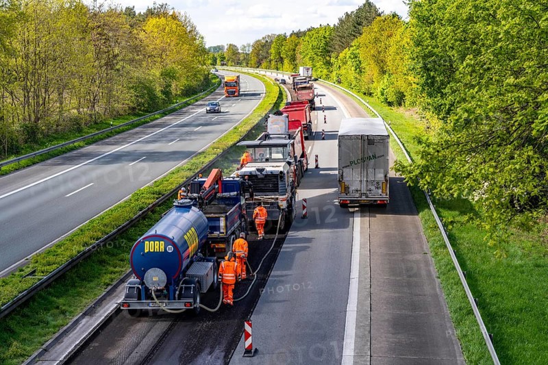 Motorway construction site on the A3 between Hünxe and Emmerich, in both directions, near Rees, milling off the old asphalt layer, the road surface will be completely renewed over 80 km, over a period from April to September 2024, is considered the largest construction project of its kind in Germany, North Rhine-Westphalia