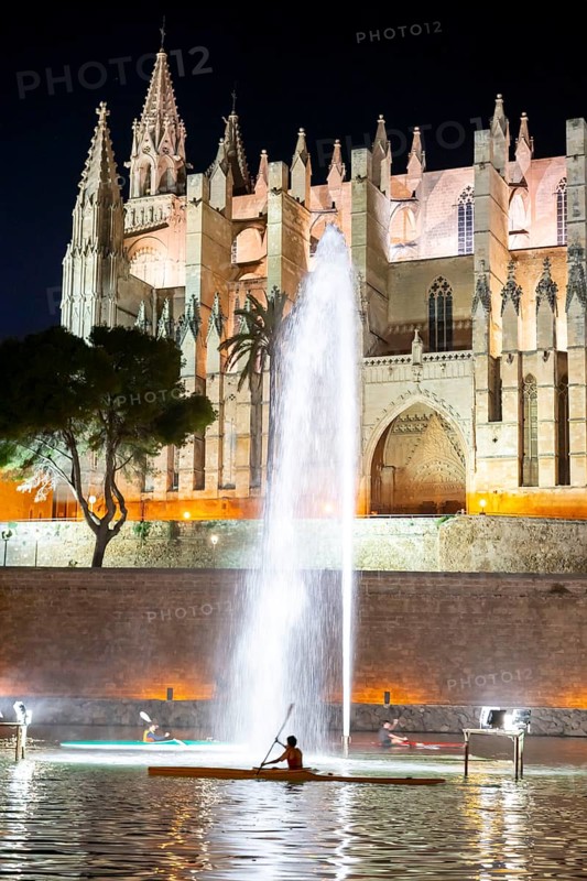Palma de Majorca, Bay of Palma, the Cathedral of St Mary, kayakers in the lake in front of the church, Balearic Islands, Spain, Europe