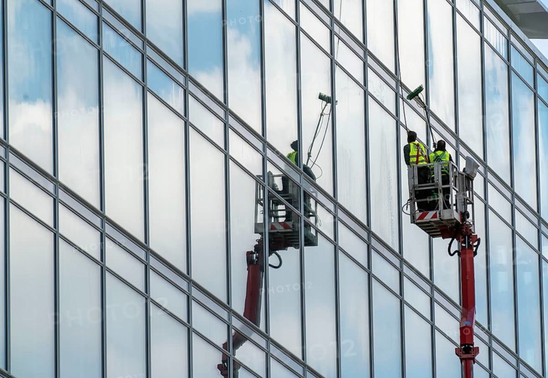 Window cleaner, building maintenance, facade cleaning, on a cherry picker, in Düsseldorf, North Rhine-Westphalia, Germany, Europe