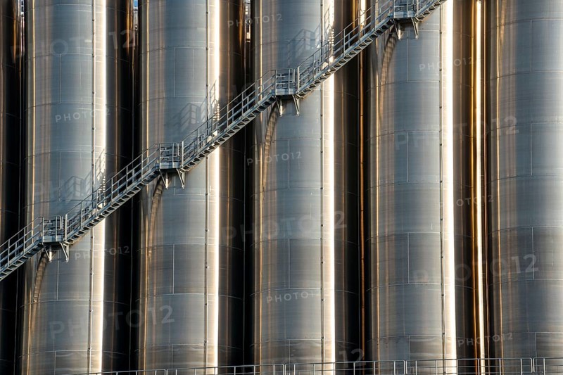 Stainless steel tanks of a large silo facility in Duisburg inland harbour, Duisburg-Neuenkamp, for the storage of dry bulk materials such as plastic granulate, storage, distribution for further processing, Schmidt-Heilbronn company, North Rhine-Westphalia, Germany, Europe