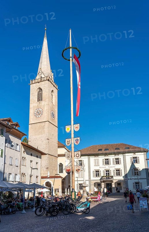 The village of Kaltern, on the South Tyrolean Wine Route, market square, Parrocchia Maria Assunta Caldaro church, South Tyrolean flag, town hall, Italy, Europe