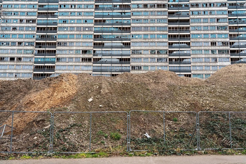 Duisburg-Hochheide, large housing estate Wohnpark Hochheide, 6 20-storey high-rise buildings with over 1440 flats, from the 1970s, one high-rise building called Weißer-Riese was demolished, 2 empty and gutted, are also to be demolished and the plots converted into the Hocheide municipal park, here the gutted building Otto-Strasse 24-30, Duisburg, North Rhine-Westphalia, Germany, Europe