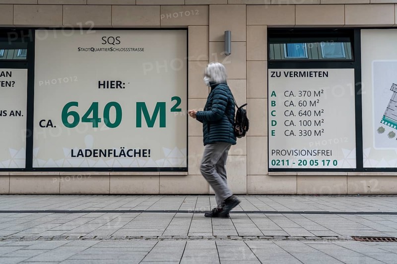 Vacant shop premises, for rent, advertising in the shop windows, in the new Schlossstraße city quarter, in the city centre of Mülheim an der Ruhr, North Rhine-Westphalia, Germany, Europe