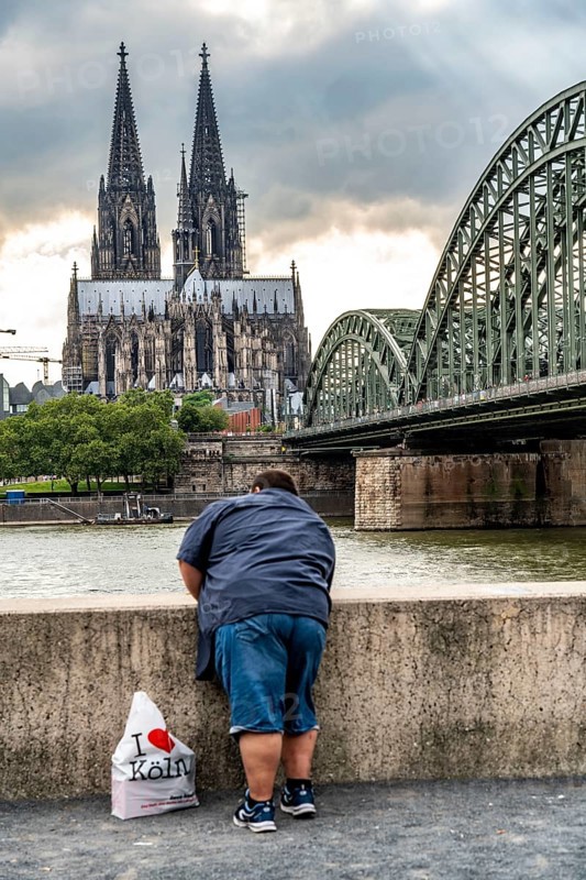 Cologne Cathedral, Hohenzollern Bridge, people on the Rhine promenade, Rhine boulevard in Cologne-Deutz, North Rhine-Westphalia, Germany, Europe