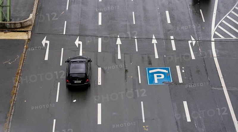 City centre road, 5 lanes at a traffic light junction, for different directions of travel, North Rhine-Westphalia, Germany, Europe