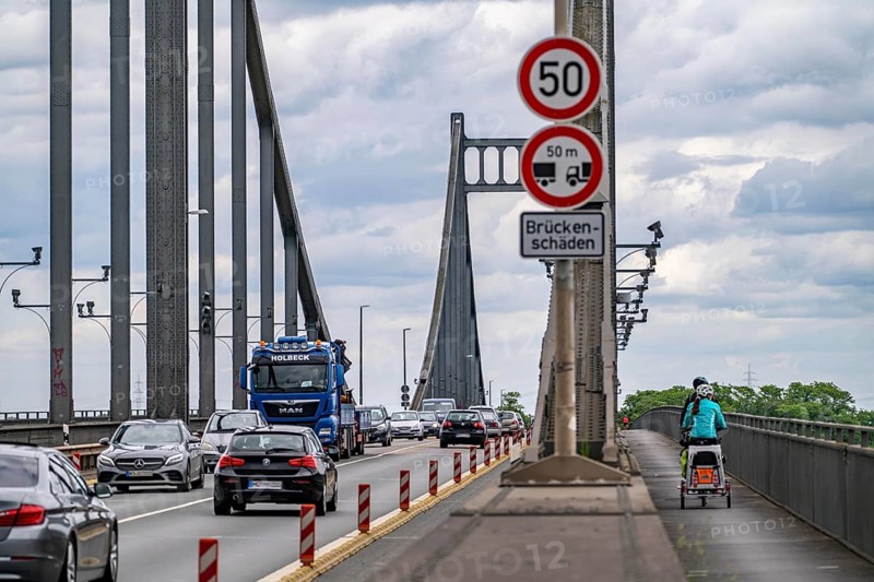 The Krefeld-Uerdingen bridge over the Rhine, between Krefeld and Duisburg, rein belt bridge from 1936, 858 metres long, federal road B228, shows severe bridge damage, restricted traffic on the bridge, to be replaced, North Rhine-Westphalia, Germany, Europe