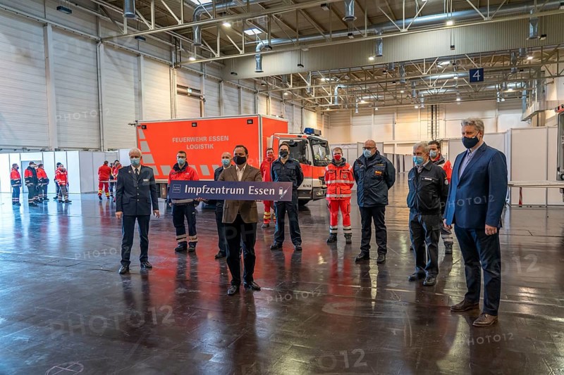 Construction of a vaccination centre for corona vaccinations, in a hall at Messe Essen, by the city, the fire brigade and various aid organisations, construction of 12 vaccination lines for a daily vaccination of up to 2, 400 people, operated by the North Rhine-Westphalia Association of Statutory Health Insurance Physicians, Fire Chief Thomas Lembeck, Essen Mayor Thomas Kufen and Health Department Head Peter Renzel, from left to right