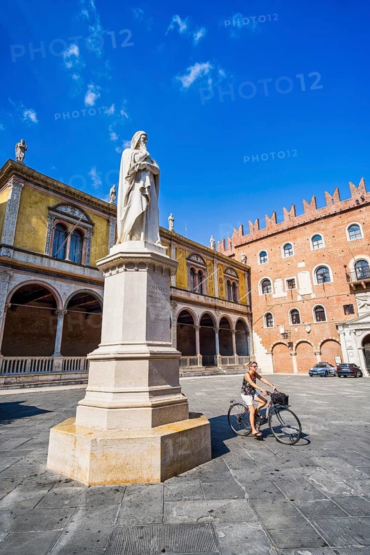 Dante monument in Piazza dei Signori, Verona, Veneto, Italy, Europe
