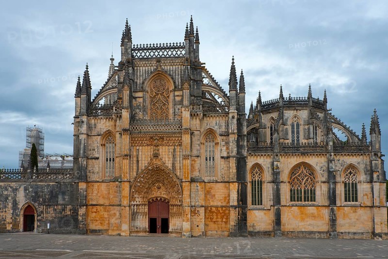 Large Gothic cathedral with impressive façade and pointed towers under a cloudy sky, monastery, Mosteiro de Santa Maria da Vitória, 'unfinished chapels', UNESCO World Heritage Site, Batalha, Leiria, Extremadura, Portugal, Europe