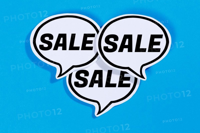 Sale offer when shopping in speech bubbles Communication business concept