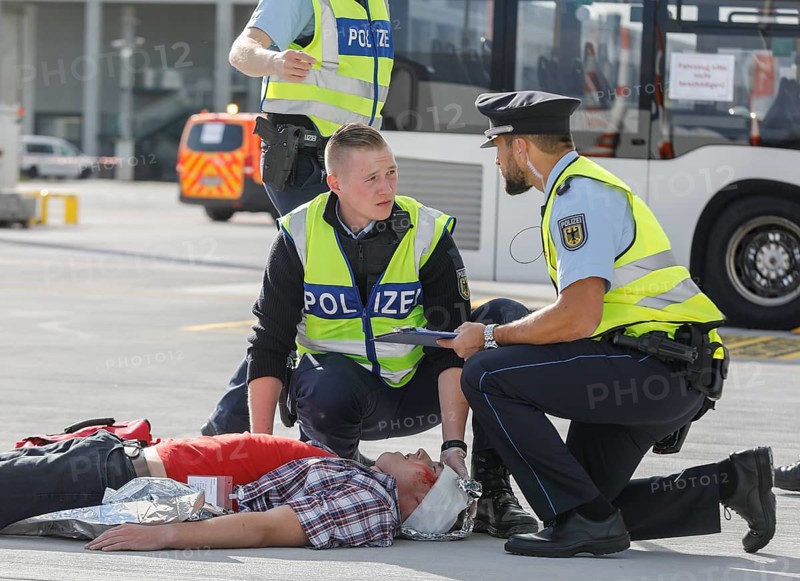 EASA emergency exercise at BER Airport, emergency services rehearsed an emergency in the aviation security area. The airport company rehearsed for an emergency together with the federal police and fire brigade as part of an emergency exercise, 11 October 2022