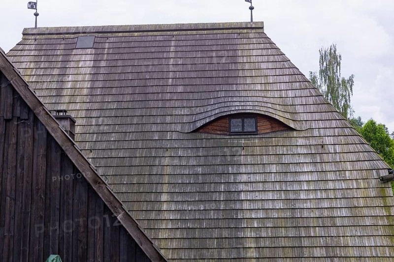Situated on the Sehma, the Frohnau hammer became Saxony's first technical monument in 1907 and is Germany's oldest blacksmith museum. In addition to the hammer mill and the manor house, the museum complex includes an exhibition on forged products, a free-form hammer, a mechanical Heimatberg as well as a lace-making parlour and restaurant in the manor house. The monument is part of the Erzgebirge/Krušnohorí mining region, which has been a UNESCO World Heritage Site since 2019. Traditional wooden shingle roofing, Frohnauer Hammer, Annaberg Buchholz, Saxony, Germany, Europe