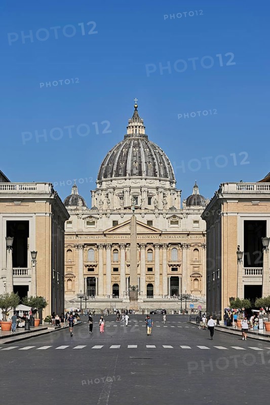 Tourists walking towards the cathedral, St Peter, St Peter's Basilica, Vatican palaces, St Peter's Square, Vatican, Rome, Lazio, Italy, Europe