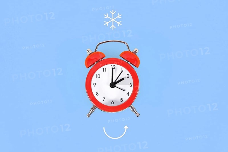 Concept for explaining winter daylight saving time with clock and arrow