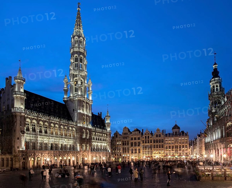 Grande Place or Grote Markt, left City Hall, right Maison du Roi, Twilight, Brussels, Belgium, Europe