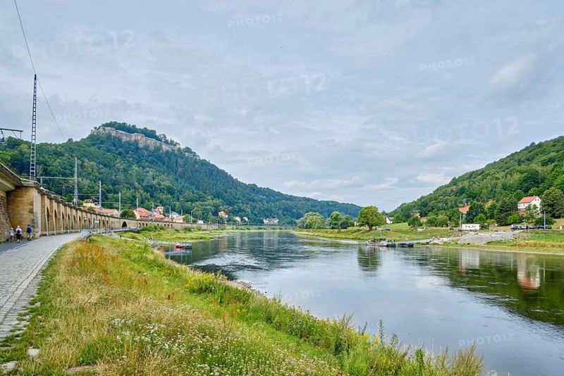Elbe landscape and ferry as well as Königstein Fortress in the background top left, Königstein, Saxon Switzerland, Saxony, Germany, Europe
