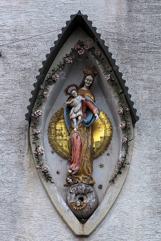 Sculpture of the Mother of God, Mary with the Child Jesus on a residential building facade, Eltmann, Lower Franconia, Bavaria, Germany, Europe