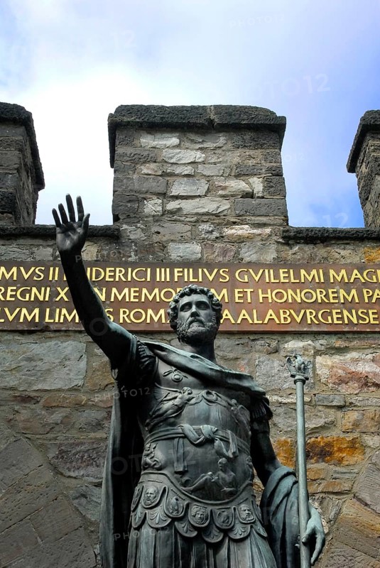 Statue of the Roman Emperor Antoninus, Roman, in front of the main entrance, Roman fort on the Limes, border rampart, Saalburg, Bad Homburg, Hesse, Germany, Europe
