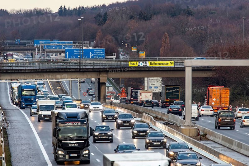 Motorway A3 between Opladen and Leverkusen, rainy weather, autumn, heavy traffic