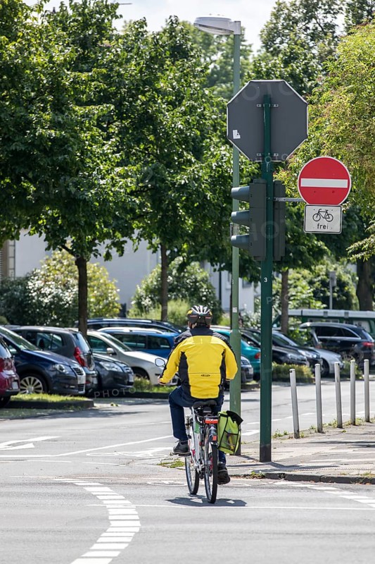 Bicycle lane in Essen, cyclists have right of way, one-way street, Essen, North Rhine-Westphalia, Germany, Europe