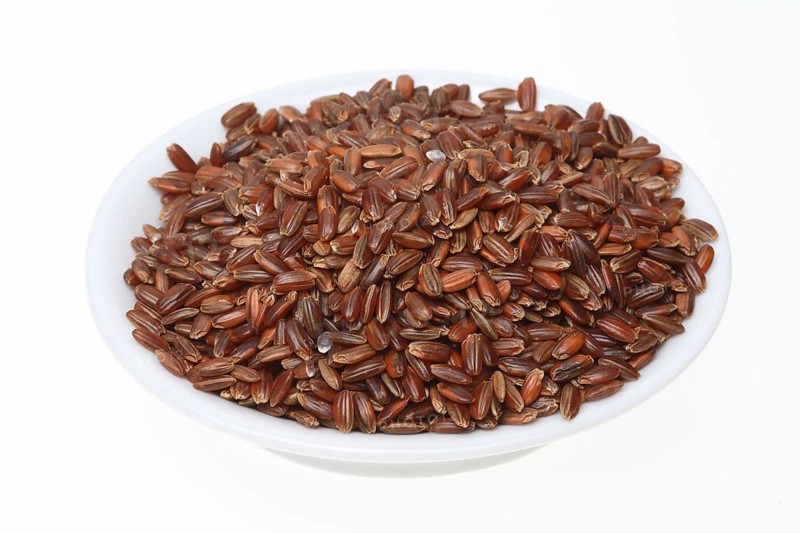 Red rice, Camargue rice from France, rice variety with a red bran layer, usually offered as brown rice, wholemeal product, the rice gets its red colour from the anthocyanin content in its bran layer
