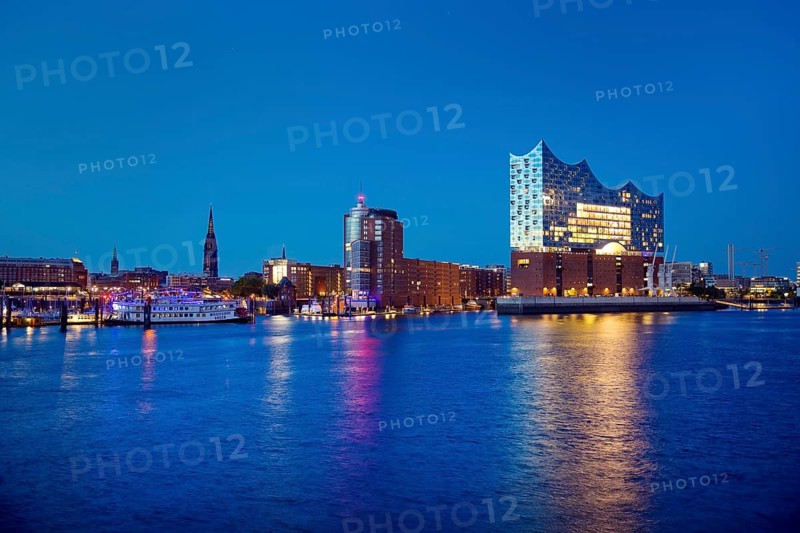 Elbe Philharmonic Hall and Columbus Haus in the evening, Hafencity, Hamburg, Germany, Europe