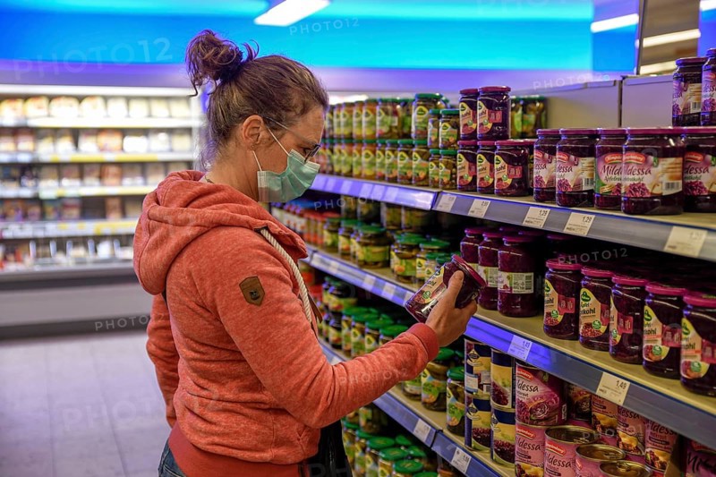 Woman wearing a face mask while shopping in a supermarket, Corona crisis, pandemic, Baden-Württemberg, Germany, Europe