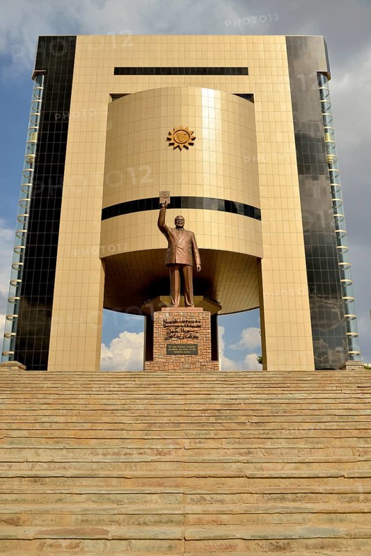 Independence Memorial Museum, in front statue of Sam Nujoma, first president of the Republic of Namibia, Windhoek, Namibia, Africa