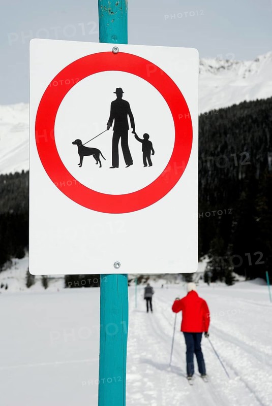 Prohibition sign 'No pedestrians and dogs', cross-country ski run, on cross-country ski trail, Lenzerheide, Grisons, Switzerland, Europe