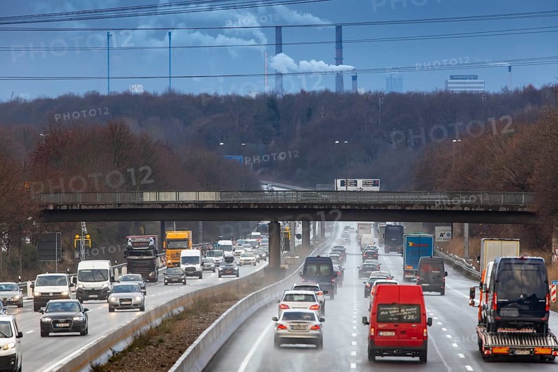 Motorway A3 between Opladen and Leverkusen, rainy weather, autumn, heavy traffic, in the background the Chempark Leverkusen