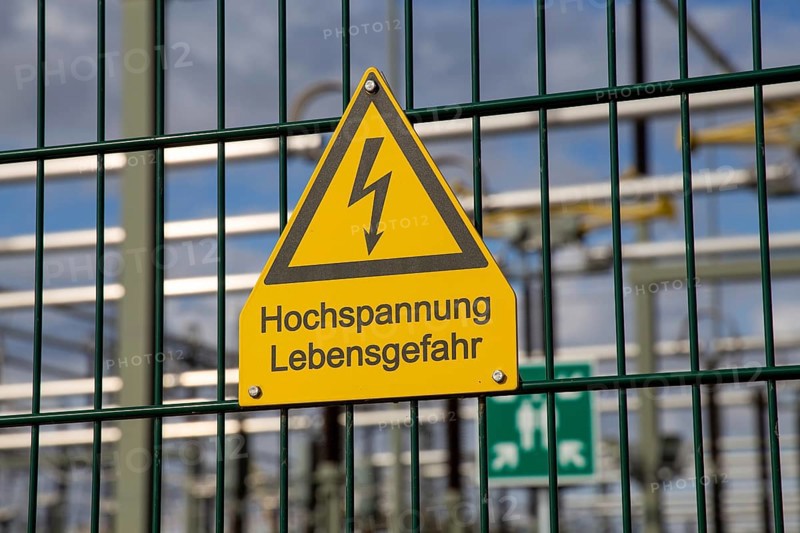 Symbolic image: Sign on the fence of a substation warning of danger to life