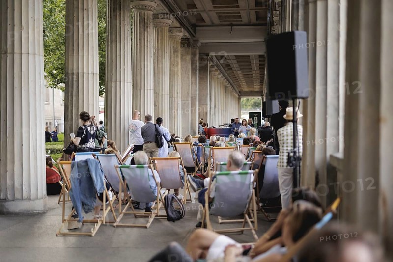Reading by Ulrike C. Tscharre and live music at the Kolonnaden Bar on Museum Island in Berlin, 08/08/2024