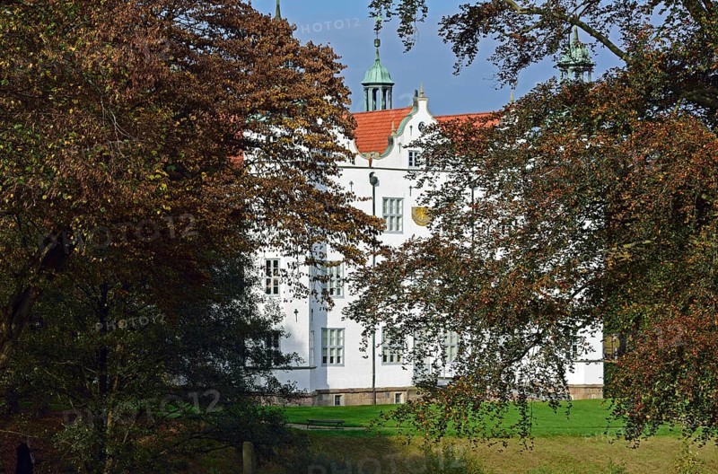 Europe, Germany, Schleswig-Holstein, Ahrensburg, moated castle Ahrensburg, autumn, front facade, built around 1595, late Renaissance, Hamburg, Hamburg, Federal Republic of Germany, Europe