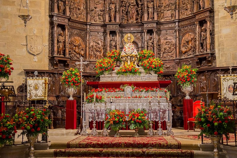 Magnificently decorated chancel of a church with richly ornamented wood carvings and colourful floral decorations, Cathedral, Concathedral, Iglesia de Santa Maria, Old Town, Co-Cathedral Santa María de Cáceres, Cáceres, Caceres, Extremadura, Spain, Europe