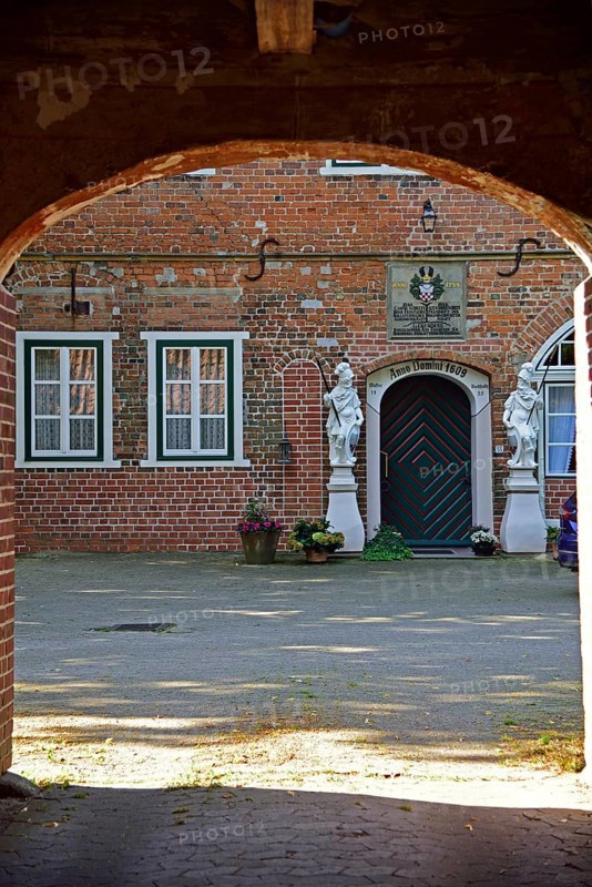 Europe, Germany, Lower Saxony, Altes Land near Hamburg, Hamburg Metropolitan Region, Jork-Estebrügge, Esteburg, historic building, from 1609, view through the gatehouse, Europe
