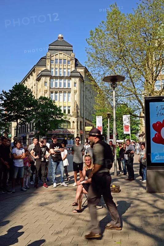 Hamburg, City, Spitalerstraße, Geschäfte, Cafés, Zauberer mit Publikum