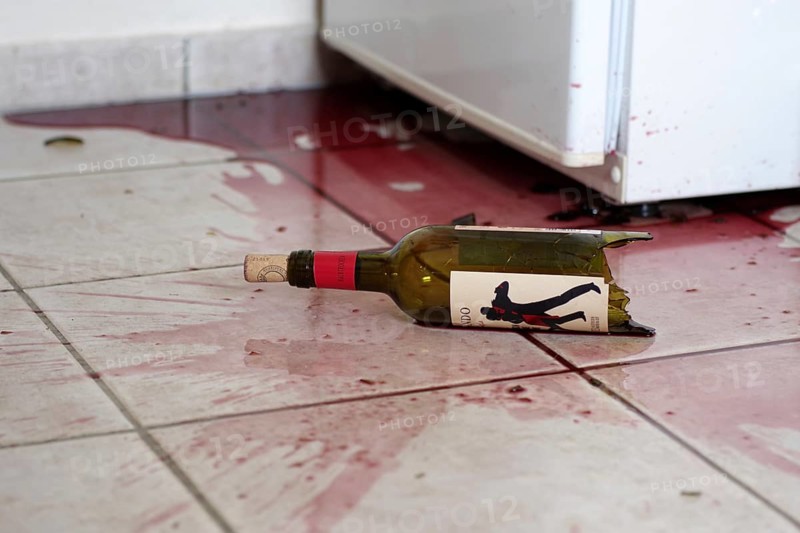 Glass bottle, broken, red wine, tiles, dirt, red, A red wine bottle has fallen on the floor. Shards of glass and wine are scattered on the kitchen floor