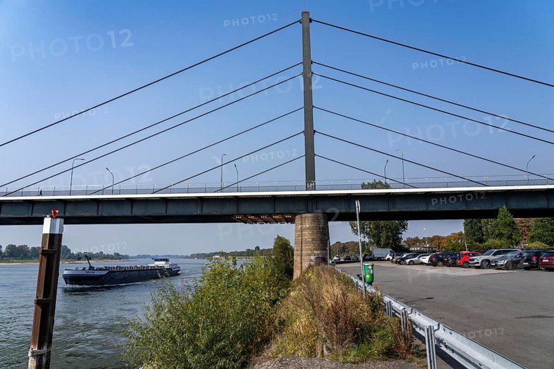 The Theodor-Heuss-Bridge, Rhine crossing, cable-stayed bridge, first road bridge of the so-called Düsseldorf bridge family, is dilapidated, concrete damage, closed to vehicles over 30 tonnes total weight, planning of a new replacement has started, Düsseldorf, North Rhine-Westphalia, Germany, Europe