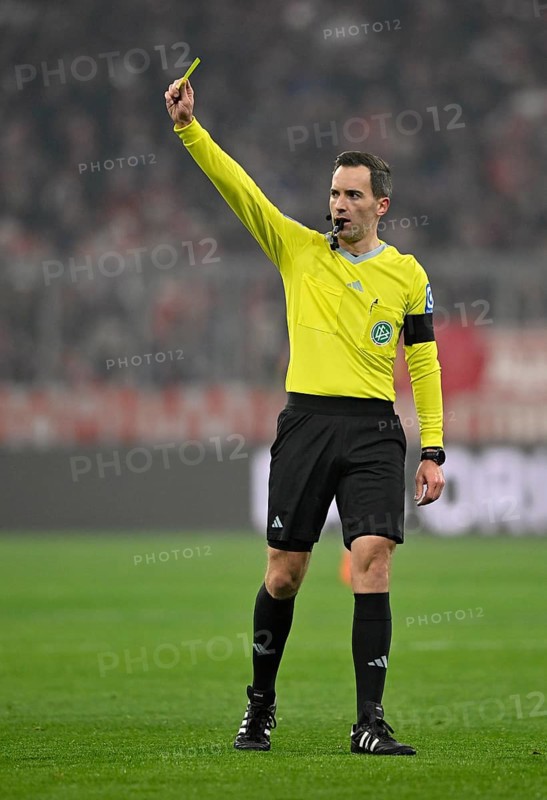 Referee Benjamin Brand shows yellow card, yellow, caution, Allianz Arena, Munich, Bayern, Germany, Europe